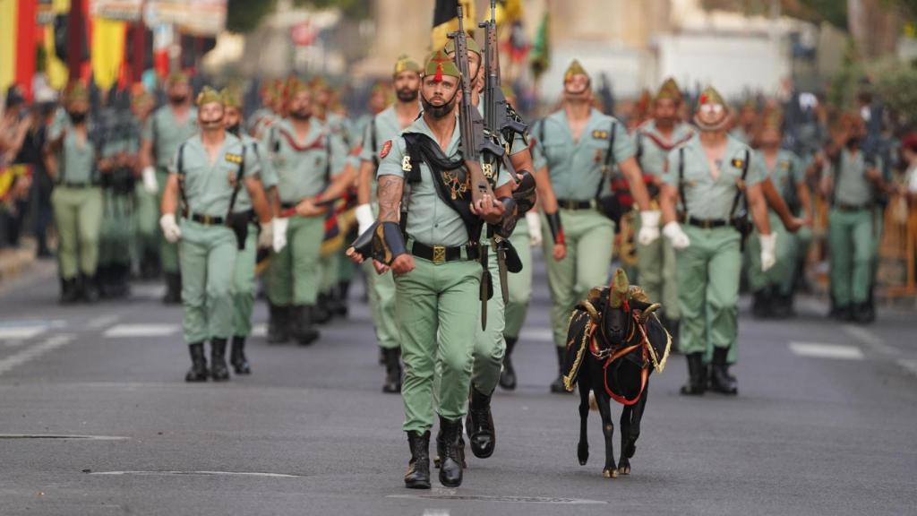 Miembros del Tercio 'Gran Capitán' 1º de la Legión desfilando junto a Baraka, en 2024