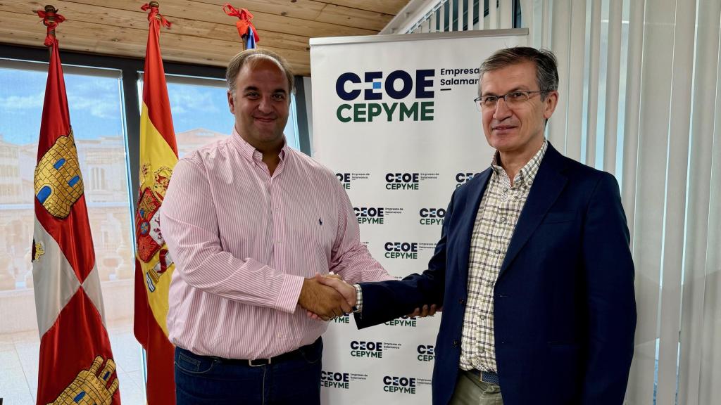 Firma del convenio para la nueva oficina de atención al empresario de CEOE Cepyme en Guijuelo.