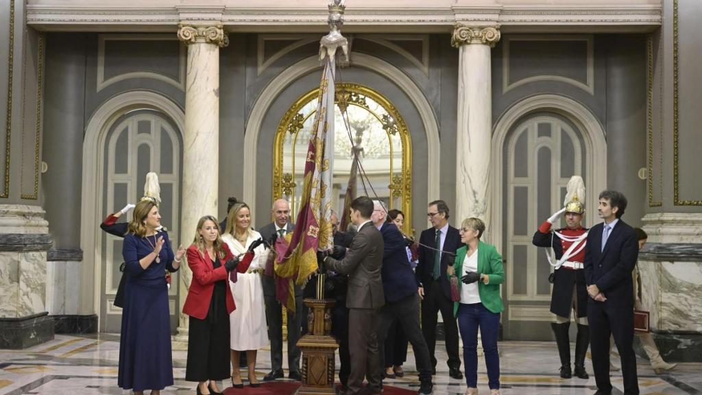 La Reial Senyera, expuesta en el Salón de Cristal del Ayuntamiento de Valencia. EE