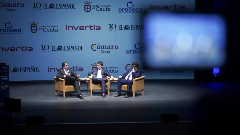Una imagen de los dos ponentes, Alejandro Ramírez y Eduardo Rodríguez, con el moderador, Arturo Criado.
