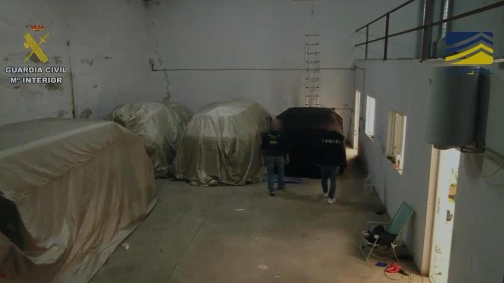 La organización 'dormía' los vehículos en una nave durante meses.