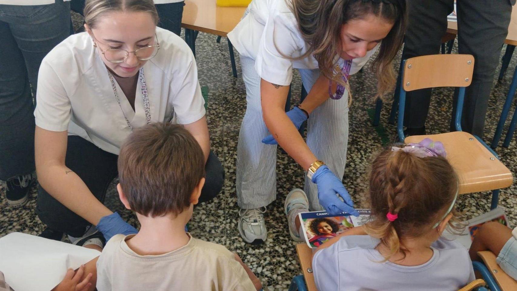 Dos niños vacunándose en Málaga.