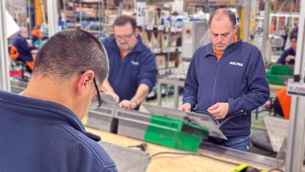 Trabajadores de una fábrica de Castilla y León.