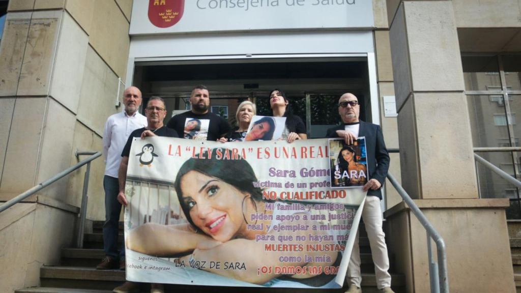 La familia de Sara Gómez junto a miembros de IU, en la sede de la Consejería de Salud de Murcia.