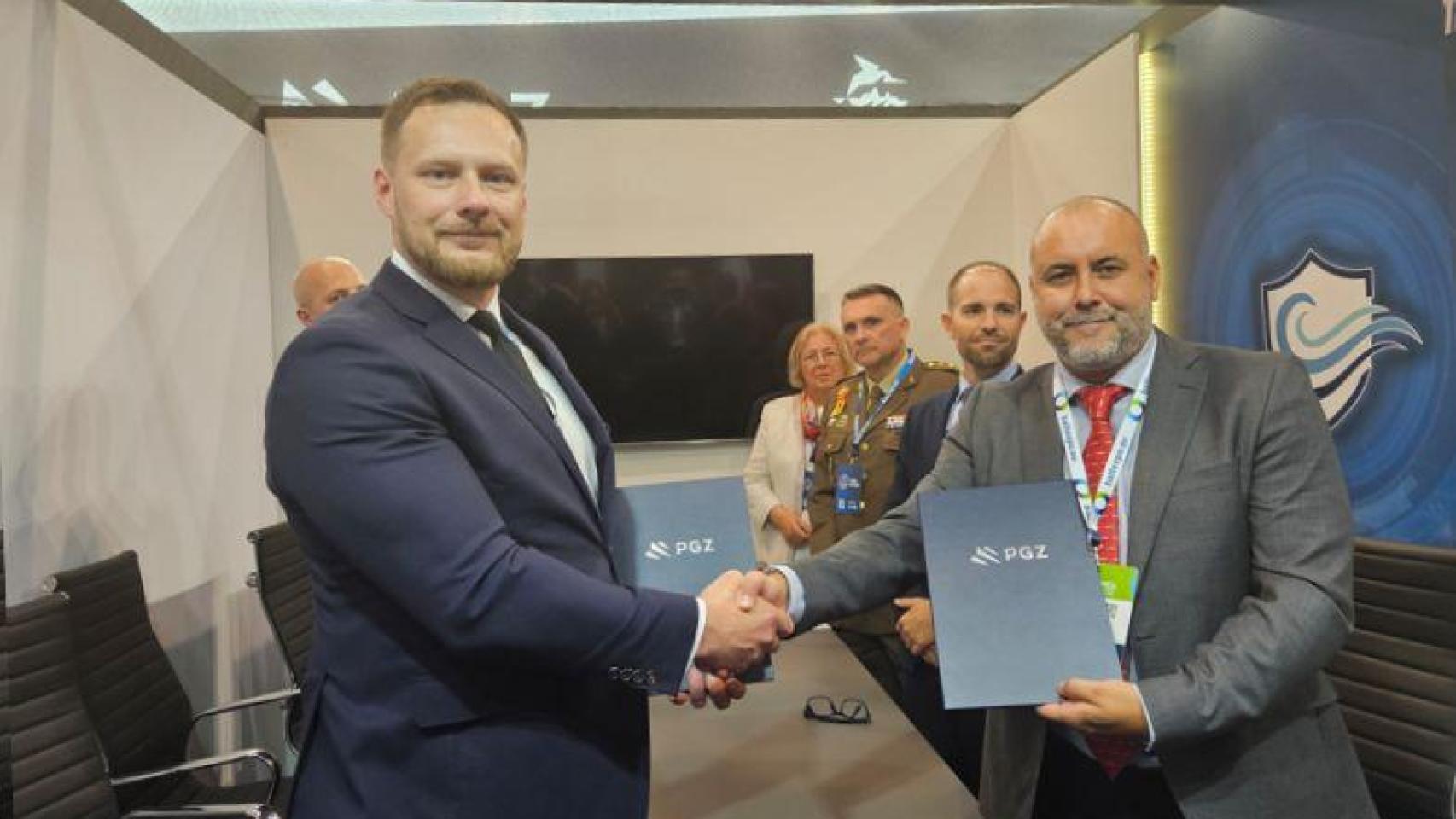 Gregor Sowa de PGZ, izquierda, y Alfonso Valea, de Navantia, derecha, durante la firma