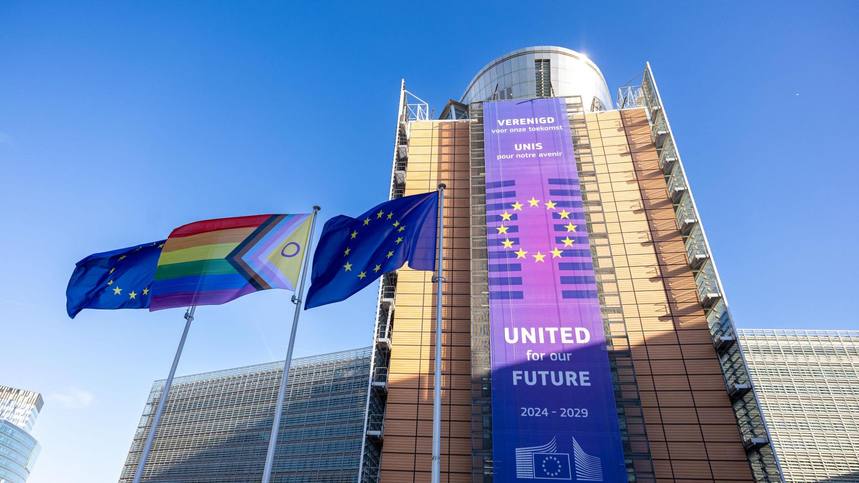La bandera arcoiris en el edificio Berlaymont, la sede de la Comisión Europea en Bruselas