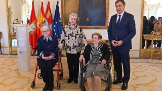 El alcalde de Salamanca, Carlos García Carbayo, junto a las homenajeadas en el Ayuntamiento de la capital salmantina, este miércoles