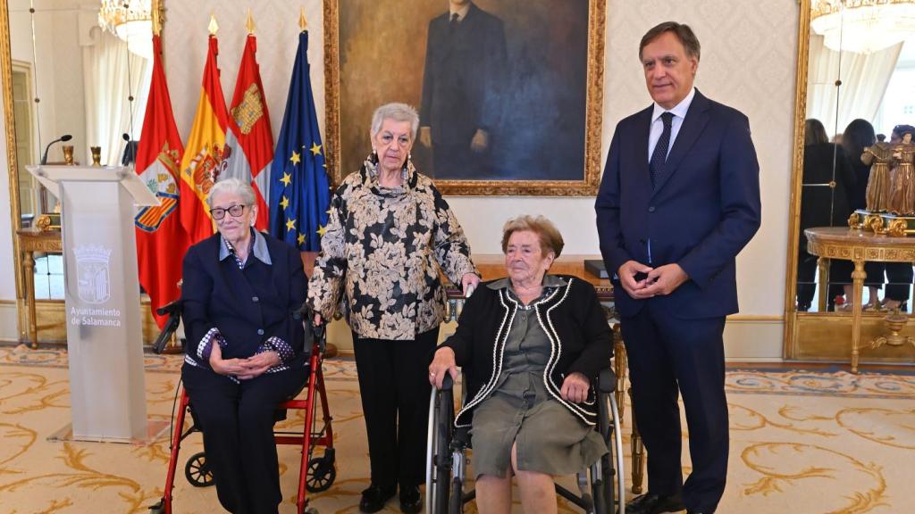 El alcalde de Salamanca, Carlos García Carbayo, junto a las homenajeadas en el Ayuntamiento de la capital salmantina, este miércoles