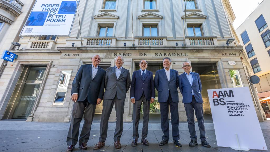 Los miembros de la junta de la Asociación de Accionistas Minoritarios de Banco Sabadell en su concentración ante la sede histórica del banco.