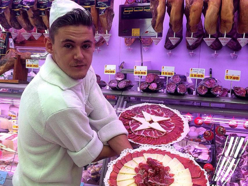 Víctor Sanchego en la charcutería de Guadalajara.