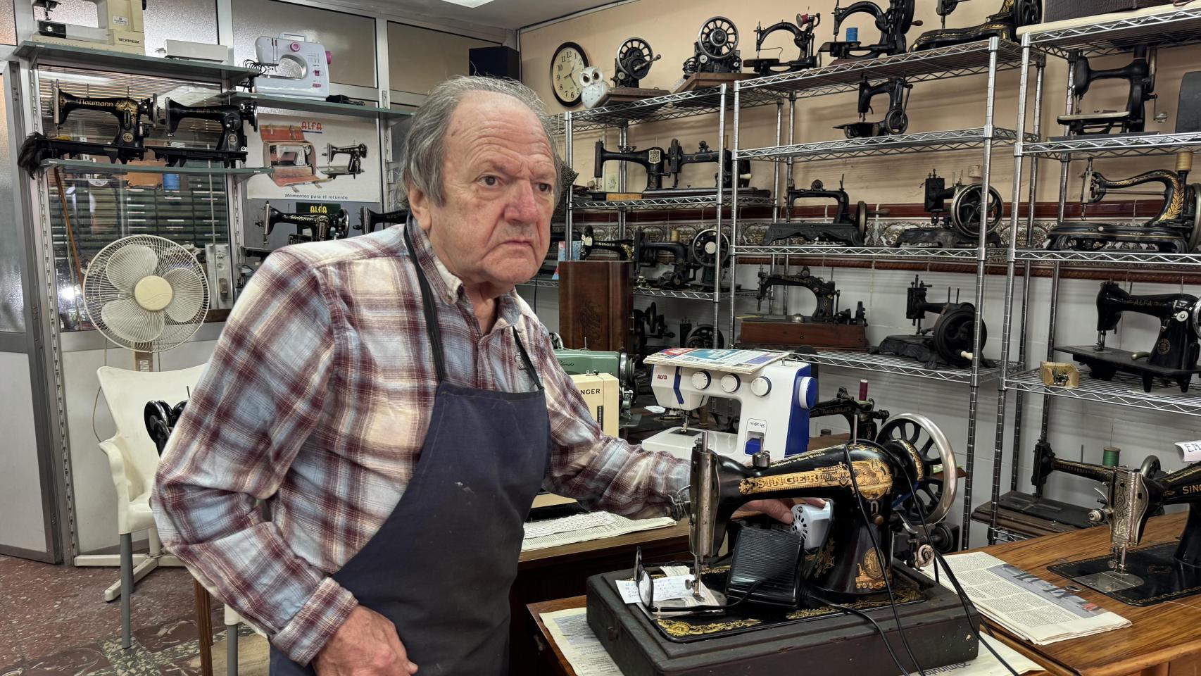 Juan Manguán en su taller de máquinas de coser. EE