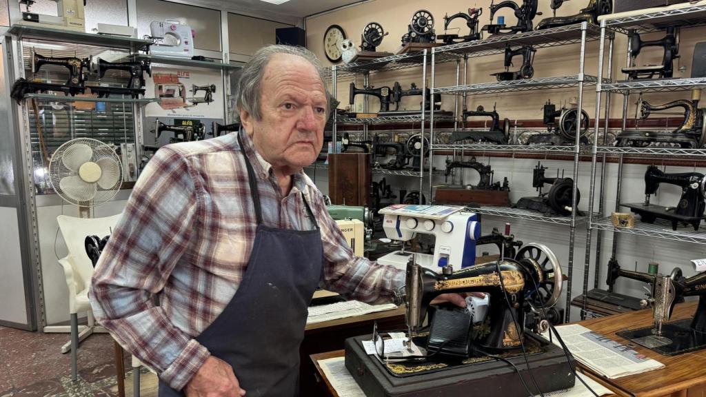 Juan Manguán en su taller de máquinas de coser. EE