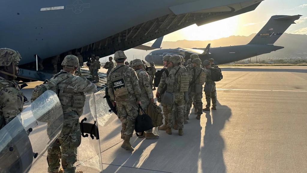 Fotografía tomada de la cuenta oficial del gobernador de Texas Greg Abbott donde aparecen integrantes de la Guardia Nacional de Texas embarcando el martes en un avión rumbo a Chicago.