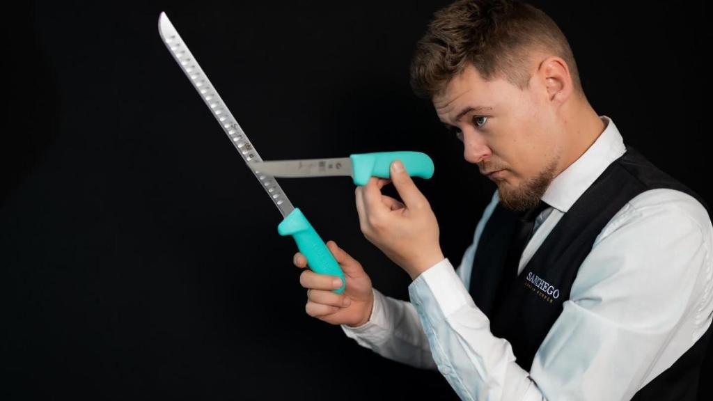 Víctor observando un cuchillo jamonero.