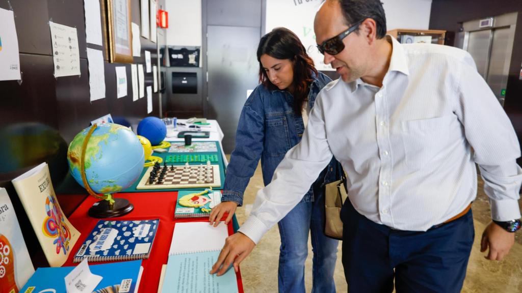 José Martínez explica elementos de una exposición braille a M.Carmen Engra