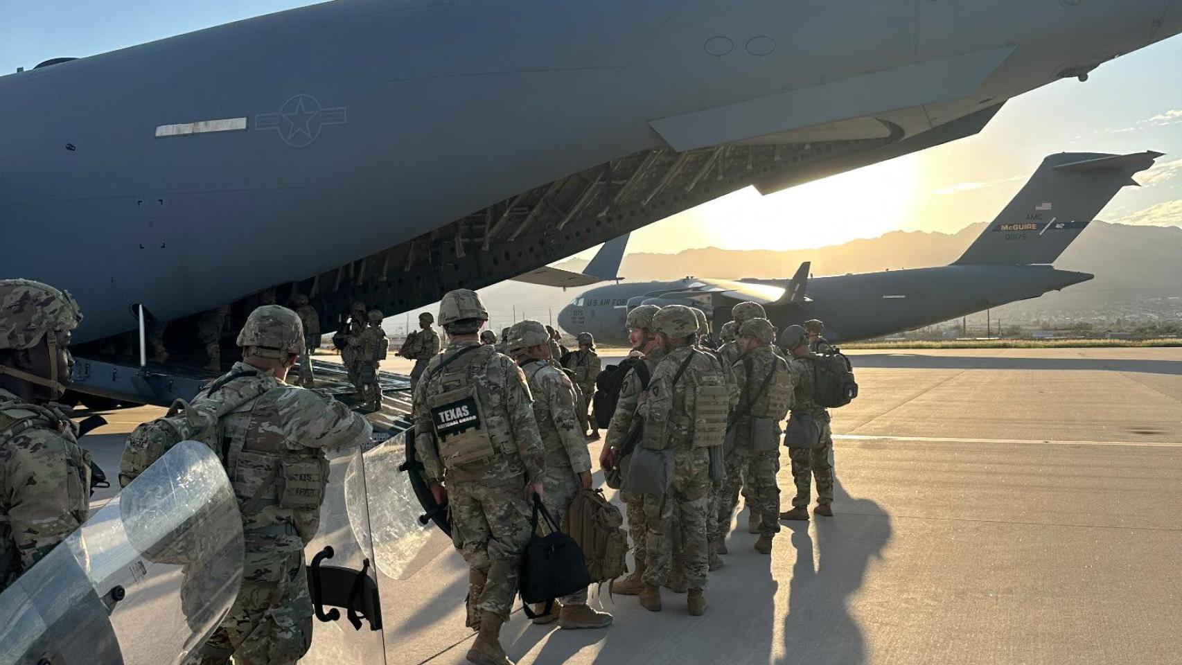 La élite de la Guardia Nacional de Texas, abordando un avión. Fotografía compartida por Greg Abbott.