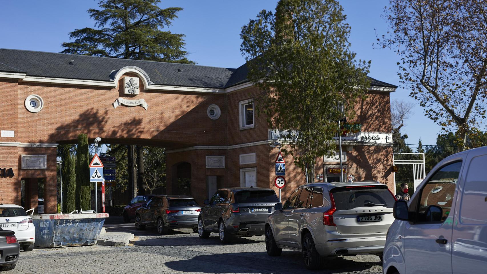 Varios vehículos cruzan una de las entradas a La Moraleja. Imagen de archivo.