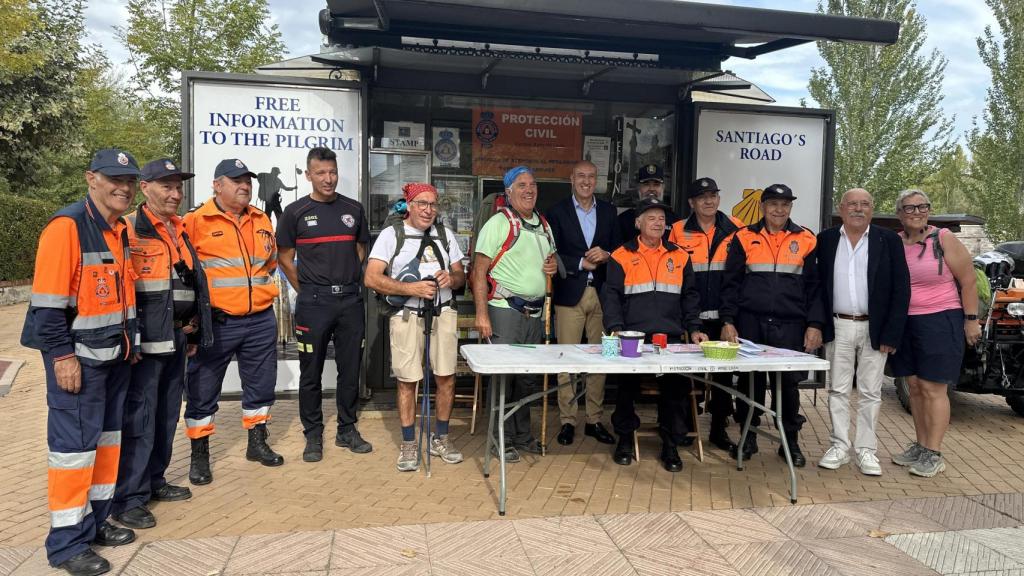 José Antonio Diez visita el punto de atención al peregrino de Puente Castro