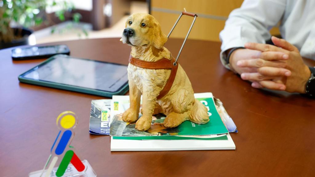 Figura de un perro guía en la mesa del despacho de José Martínez