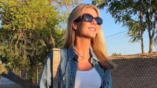 Amelia Bono con un total look denim.