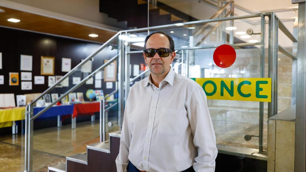 Jesús Martínez posa tras la entrevista realizada por M.Carmen Engra