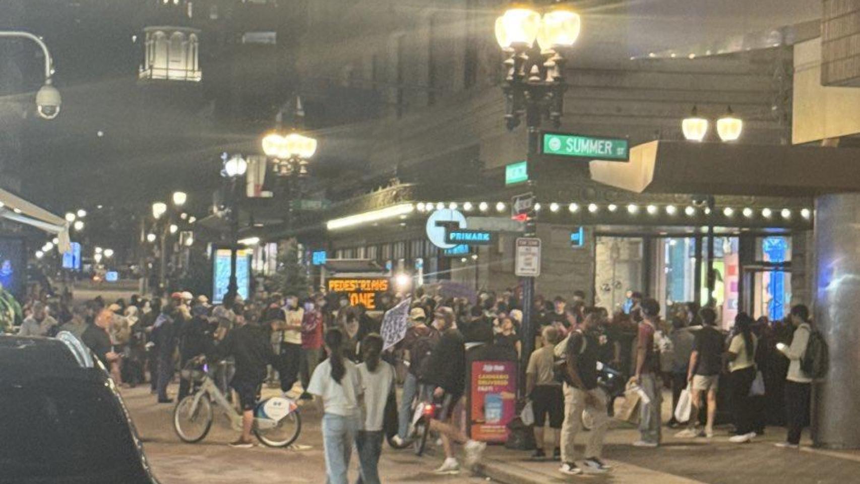 Protestas en Boston dejan a 13 personas arrestadas y 4 oficiales de policía heridos: “Se volvieron contra la policía”