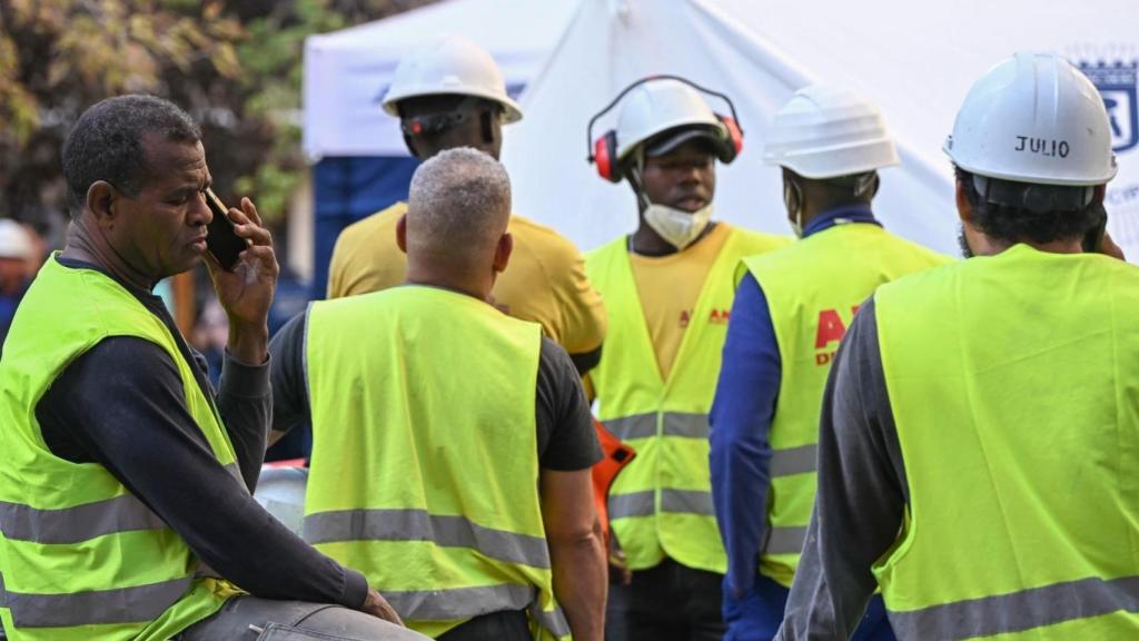 Varios trabajadores de la obra de las calle de las Hileras en Madrid.