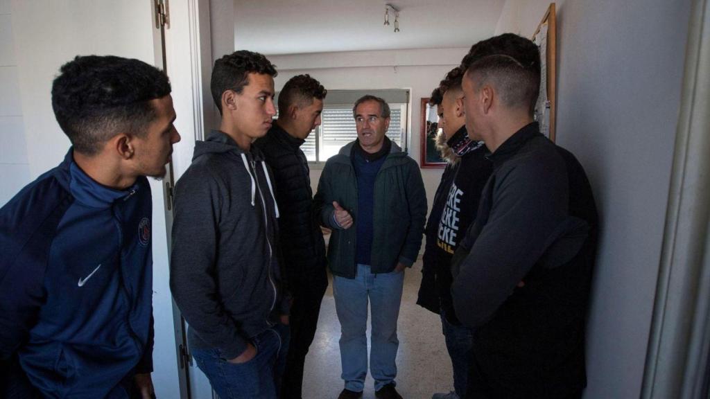 Inmigrantes en un piso de acogida tras cumplir la mayoría de edad.