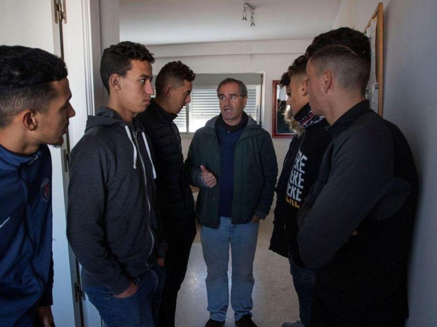 Inmigrantes en un piso de acogida tras cumplir la mayoría de edad.