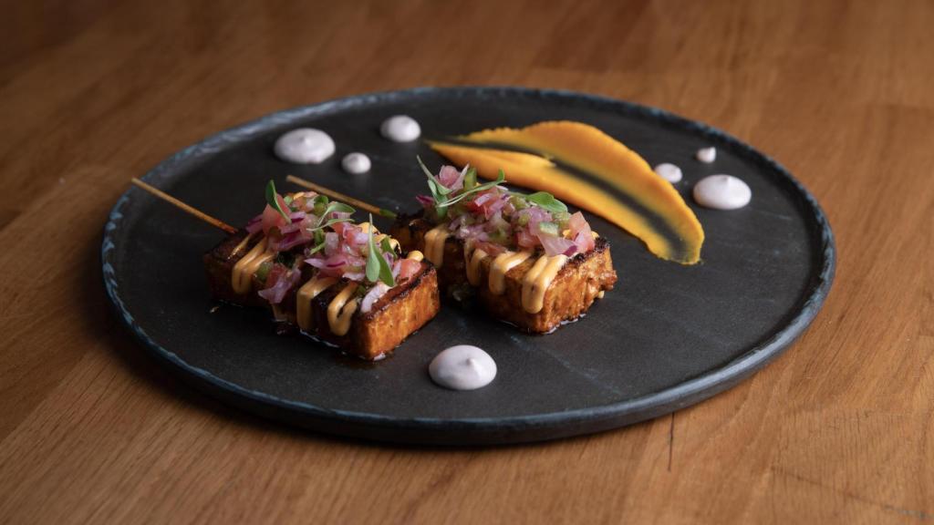 Anticucho de panceta Bak Kut Teh acompañado de chalaquita peruana y crema de camote de Latasia
