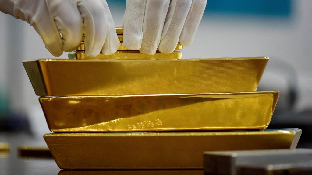 Un empleado coloca lingotes de oro en la bóveda del Banco Nacional de Kazajstán.