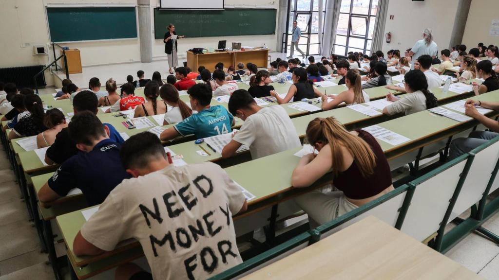 Estudiantes en un aula universitaria.
