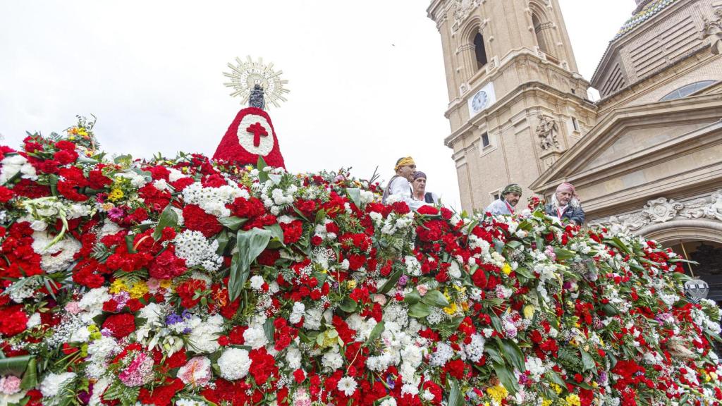 Ofrenda de Flores a la Virgen del Pilar en Zaragoza.