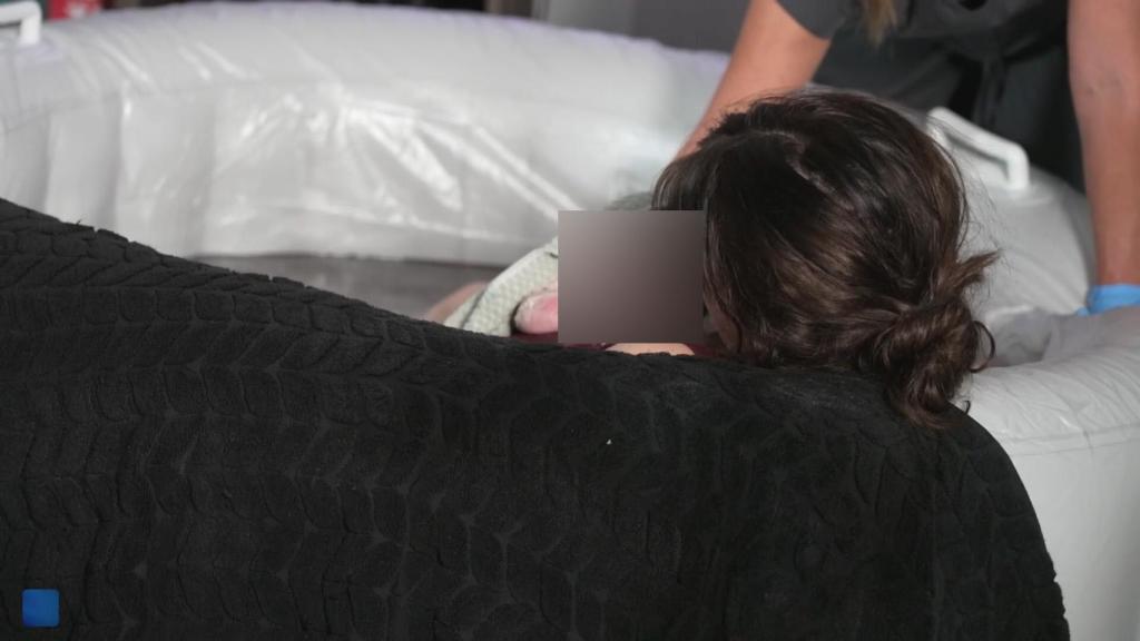 Momento en el que descansa con su recién nacido en la piscina.