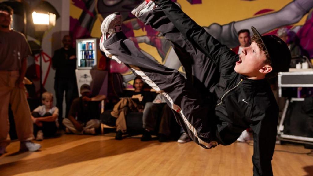 Una persona bailando.