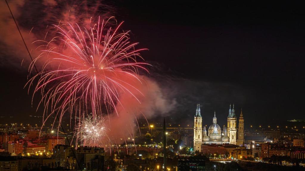 Fuegos artificiales en Zaragoza con motivo de las Fiestas del Pilar.