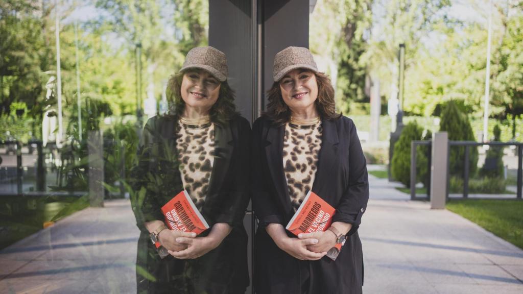 La periodista Sonia Moreno posa con su libro.
