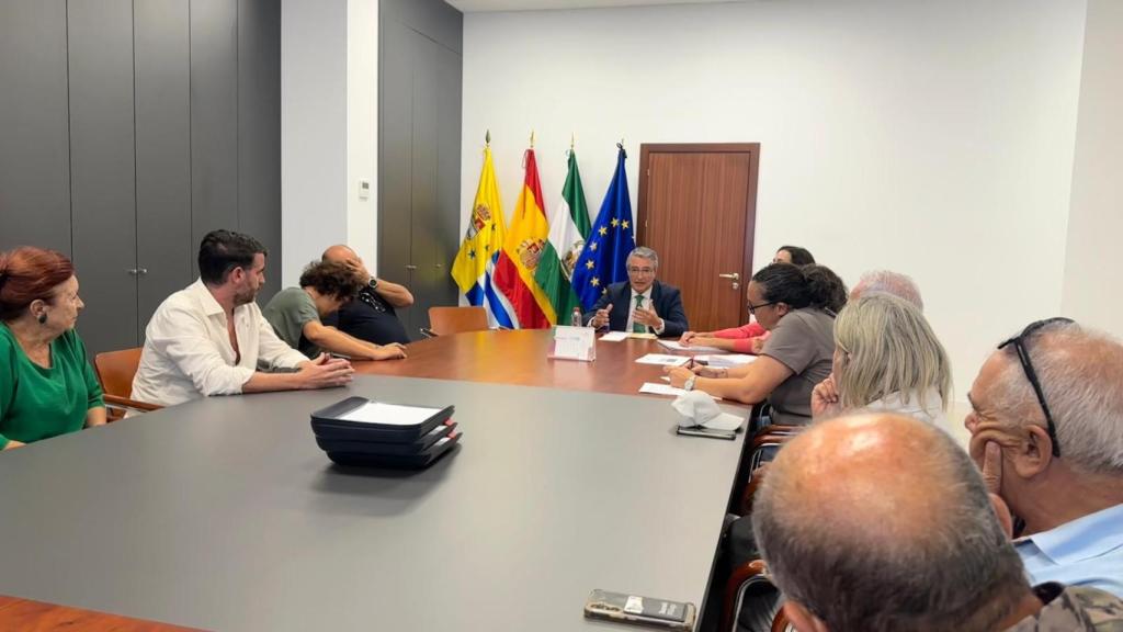 Reunión de Francisco Salado, alcalde de Rincón de la Victoria, con vecinos.