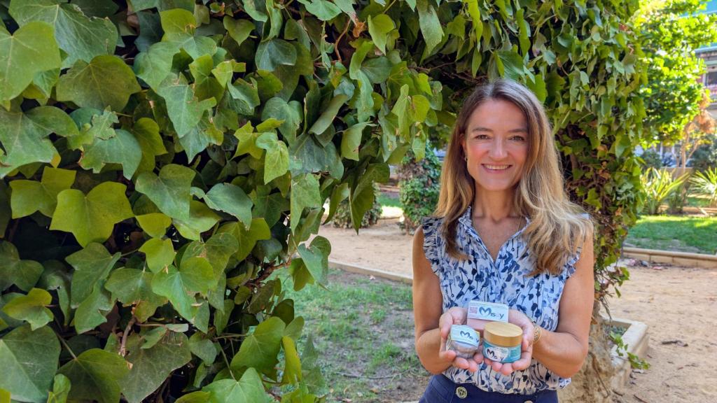 Pilar Francés con algunos de los productos de su marca que ha creado desde Alcoy.