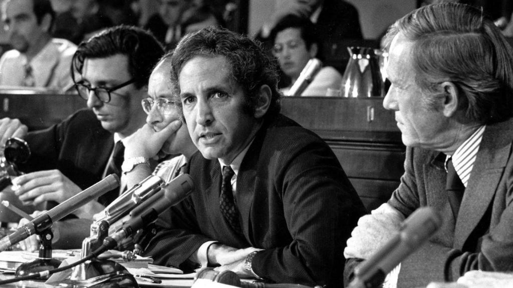 Daniel Ellsberg hablando ante una rueda de prensa no oficial de la Cámara de Representantes que investiga la importancia de los Papeles del Pentágono, el 28 de julio de 1971