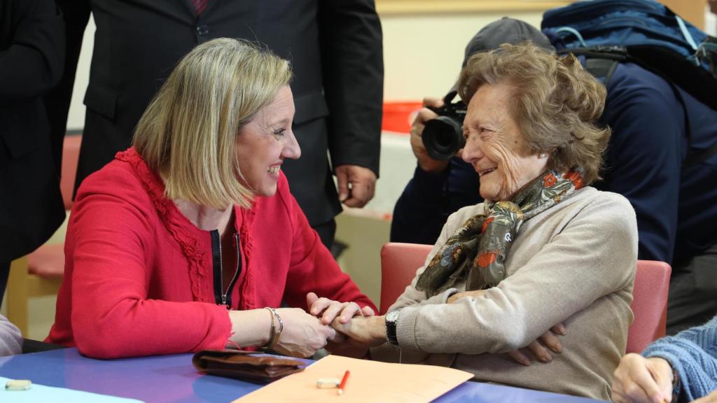 La vicepresidenta de la Junta de Castilla y León y consejera de Familia e Igualdad de Oportunidades, Isabel Blanco, durante una visita a la Unidad de Convalecencia Sociosanitaria de la residencia de personas mayores Cardenal Marcelo de Valladolid, el pasado mes de febrero