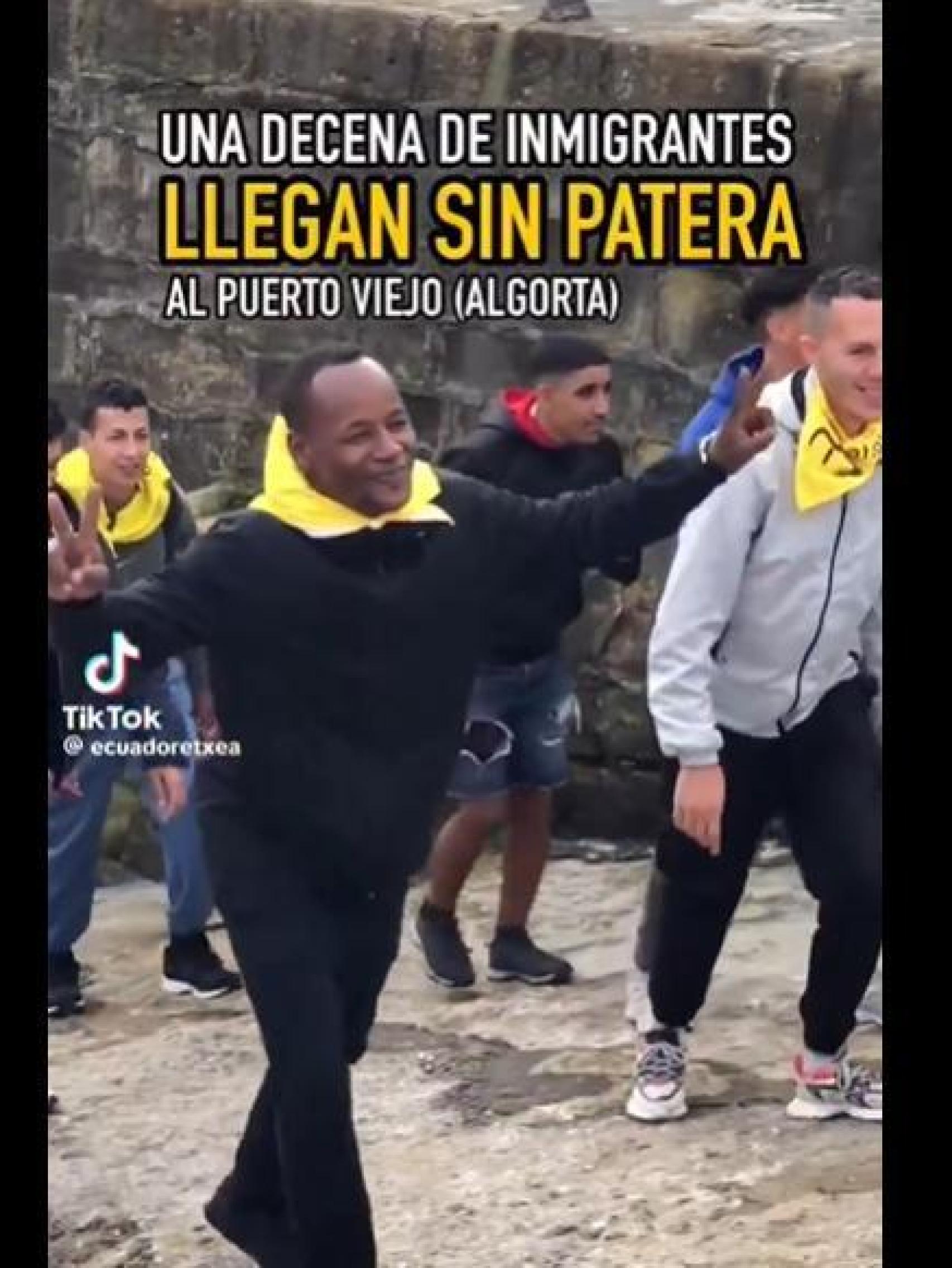 Captura de un vídeo donde aparecen los inmigrantes recibidos por los miembros de la asociación.