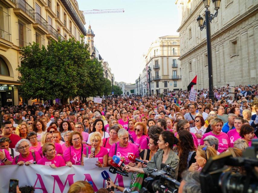 Cientos de andaluces se concentran en las puertas del SAS por los fallos en el cribado de cáncer de mama.