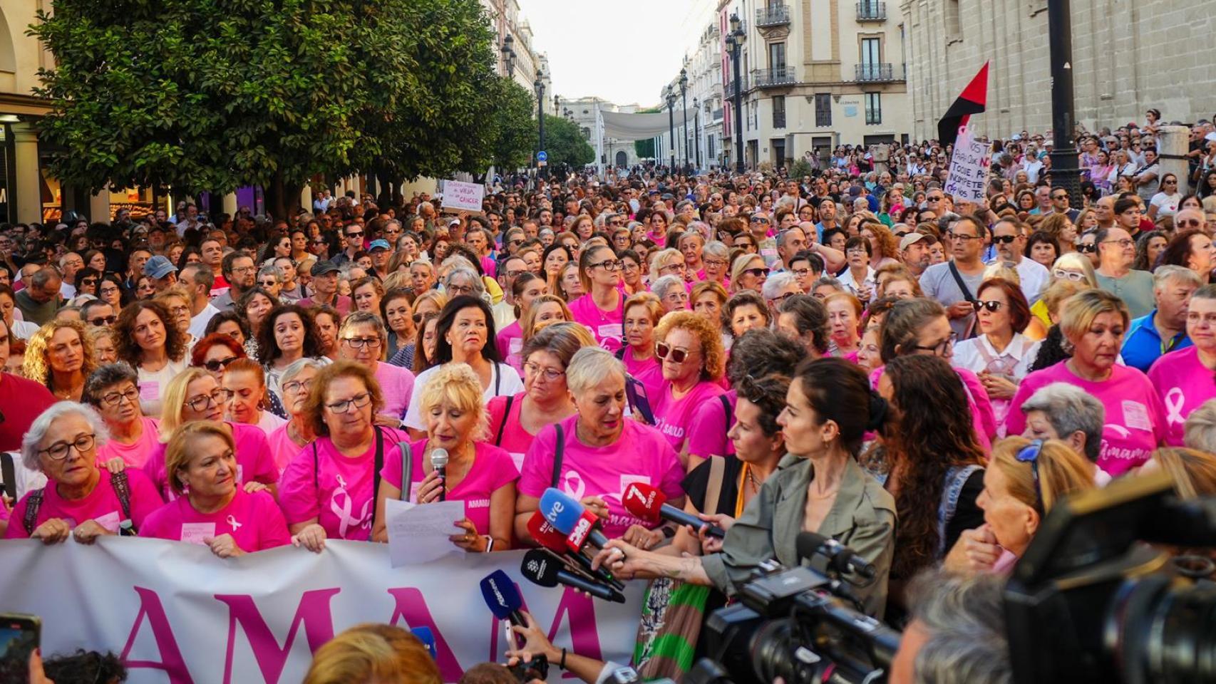 Cientos de andaluces se concentran en las puertas del SAS por los fallos en el cribado de cáncer de mama.