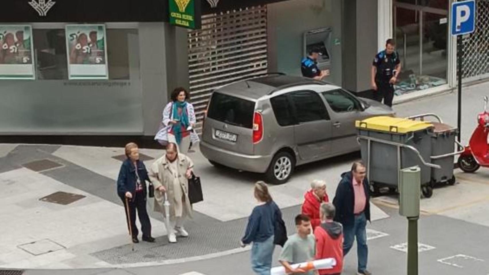 Un coche aparcado en plena acera del centro de A Coruña bloquea el paso durante más de una hora