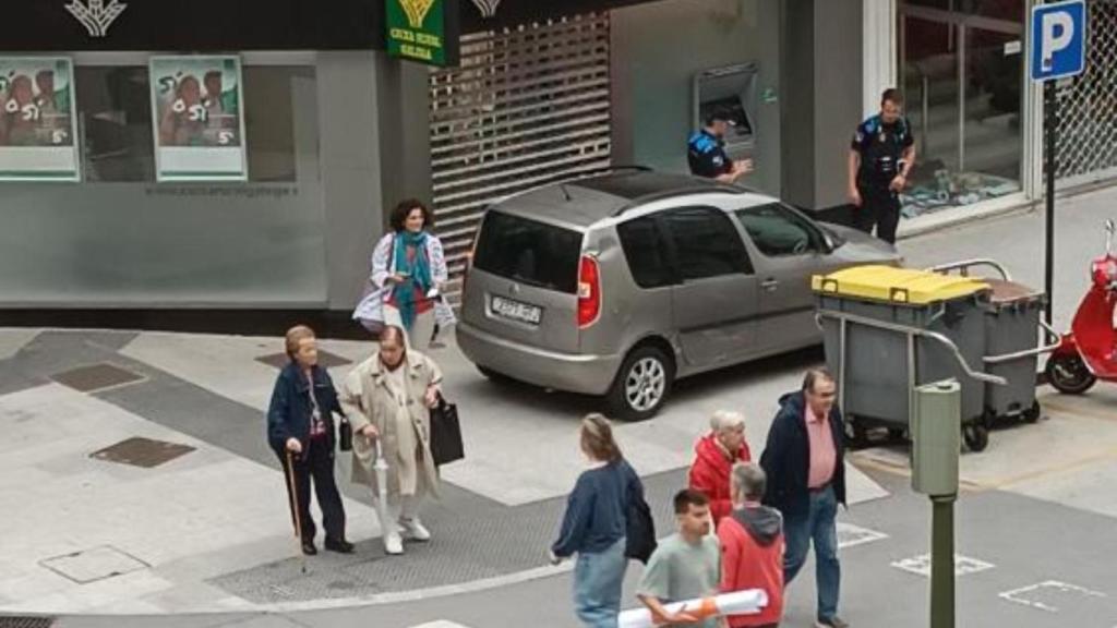 Un coche aparcado en plena acera del centro de A Coruña bloquea el paso durante más de una hora