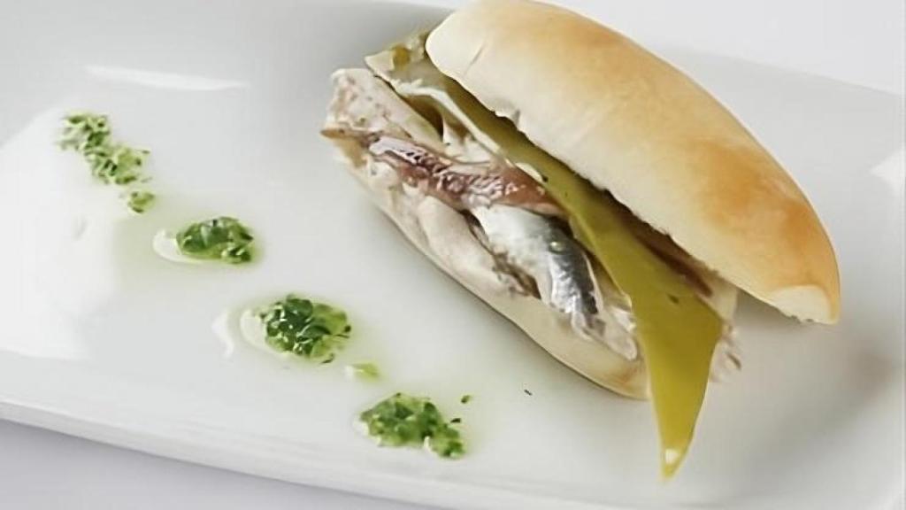 El bocatito de matrimonio de boquerón y anchoa.