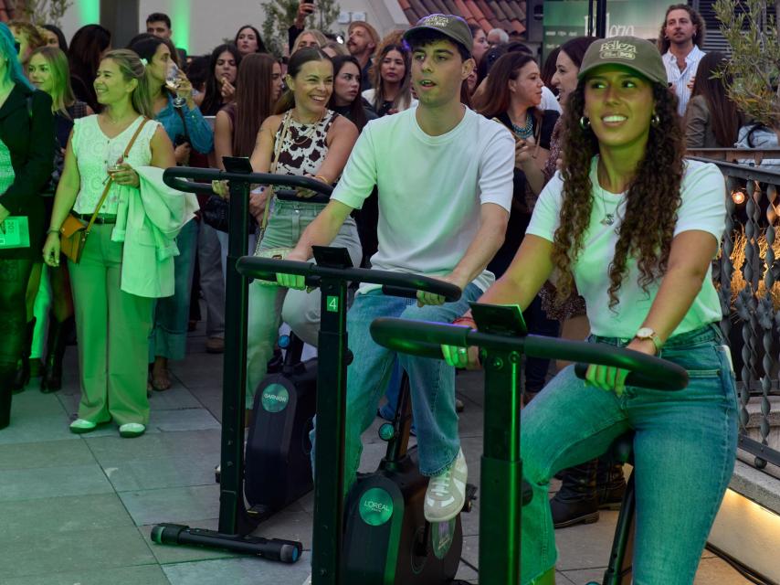 Los asistentes pedalearon para producir energía.