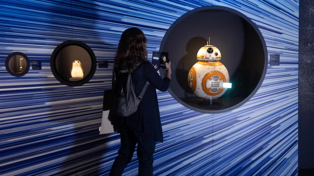 Visitantes durante la presentación de la exposición 'Disney: The exhibition - 100 años de Magia' en Madrid.