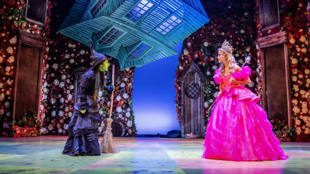 Escena del musical Wicked.
